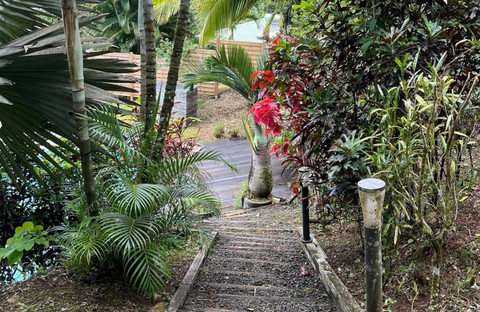 Haut de villa indépendant avec piscine privée et grand terrain arboré