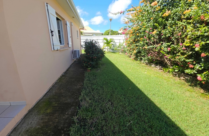 Jolie maison F5 de plain-pied avec piscine au calme