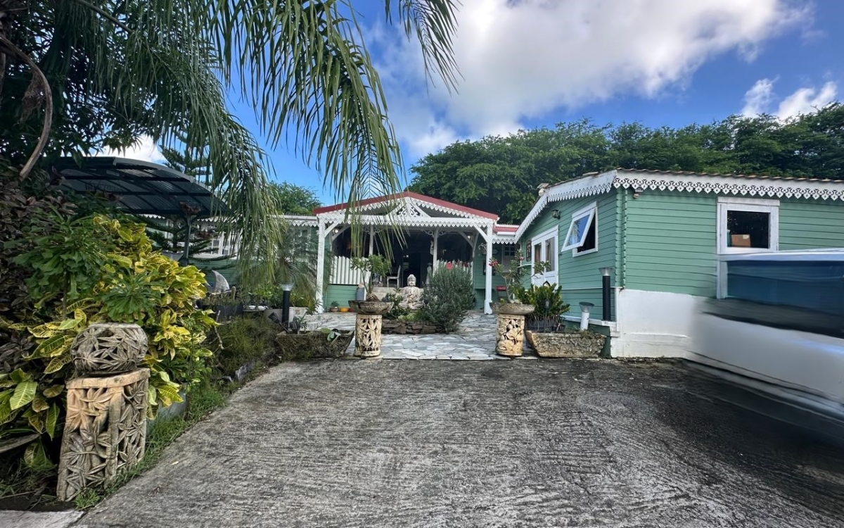 SAINTE ANNE- PROPRIETE VUE MER PANORAMIQUE 10000M² TERRAIN