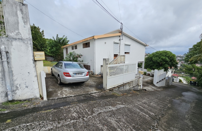 Maison de rapport avec trois appartements, vue mer - SCHOELCHER
