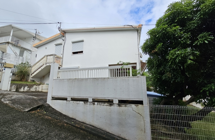 Maison de rapport avec trois appartements, vue mer - SCHOELCHER