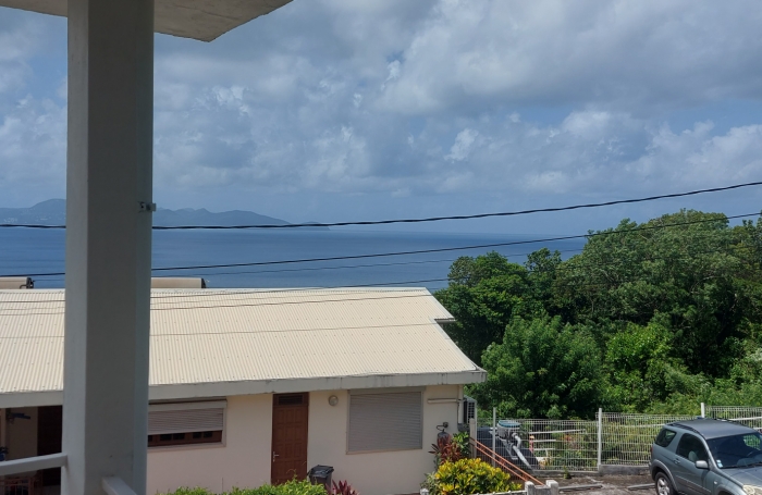 Maison de rapport avec trois appartements, vue mer - SCHOELCHER