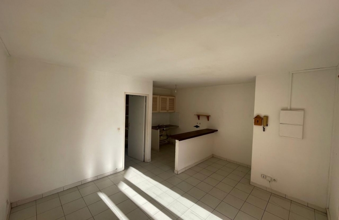 Appartement F2 vendu loué, idéalement situé près du CHU et de la MFME - FORT-DE-FRANCE