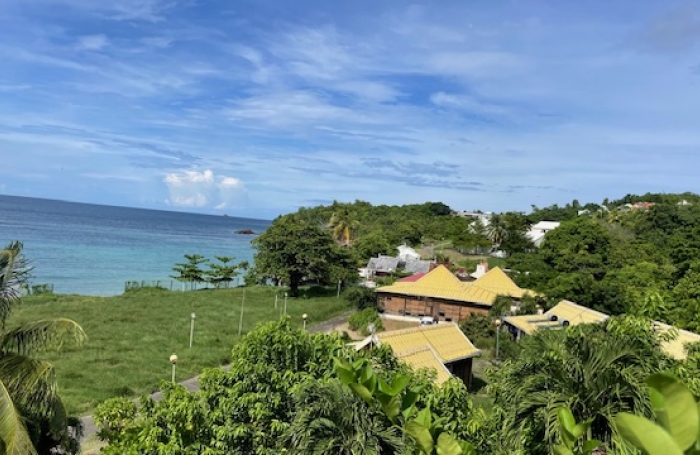 Belle maison vendue avec locataire en place, composée de deux appartements à Tartane avec vue mer - LA TRINITE