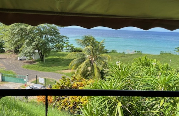 Belle maison vendue avec locataire en place, composée de deux appartements à Tartane avec vue mer - LA TRINITE