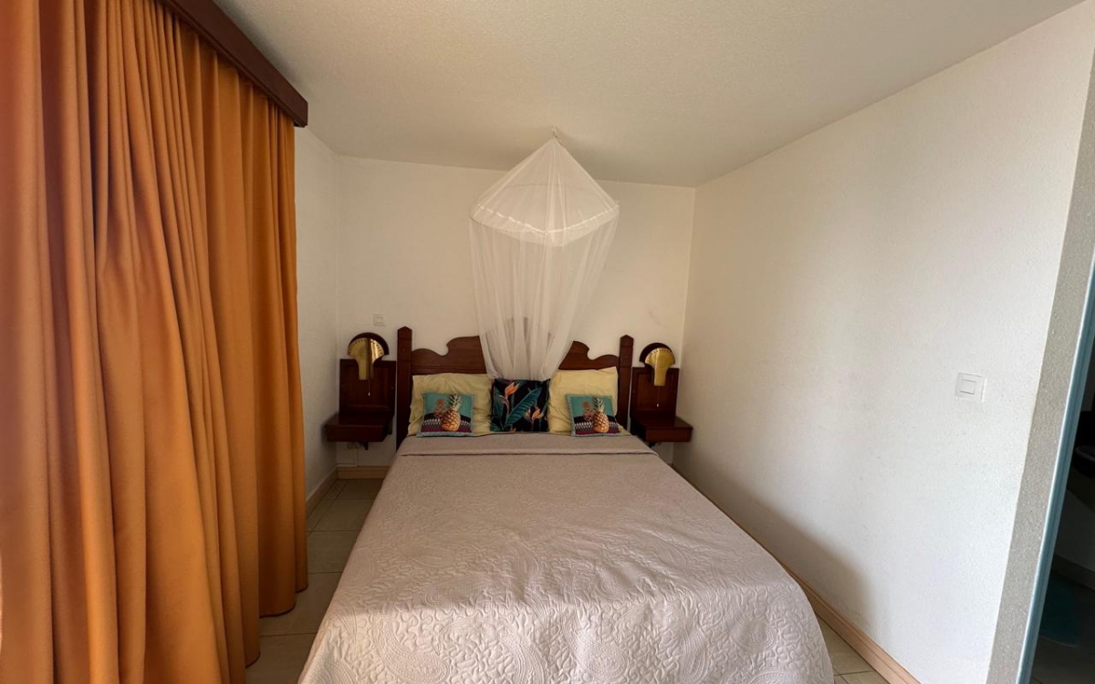 A VENDRE STUDIO- CARITAN A SAINTE ANNE-PROCHE MER ET VUE MER