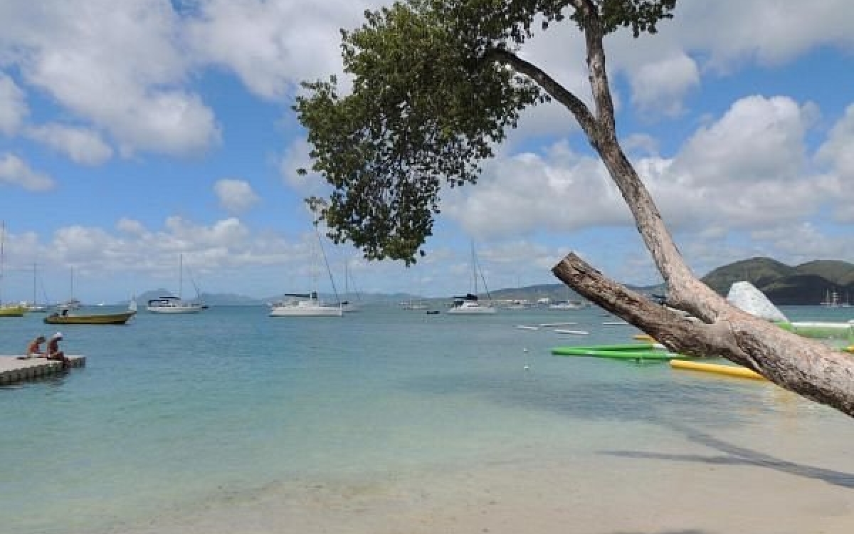 A VENDRE STUDIO- CARITAN A SAINTE ANNE-PROCHE MER ET VUE MER