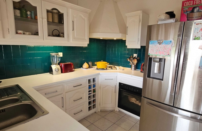 Charmant appartement F4 haut de villa avec terrasses, jardinet et belle vue