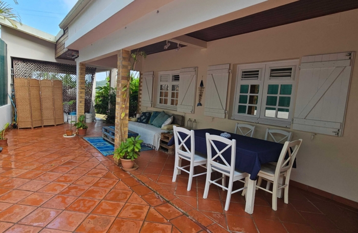 Charmant appartement F4 haut de villa avec terrasses, jardinet et belle vue