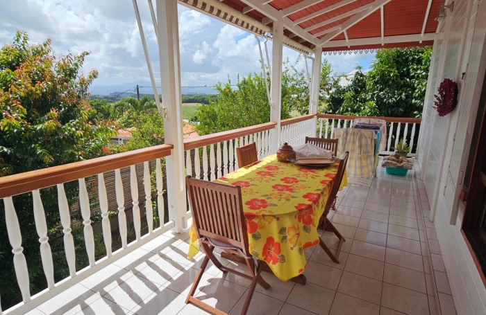 Jolie maison F4 en bois exotique avec grandes terrasses et vue mer