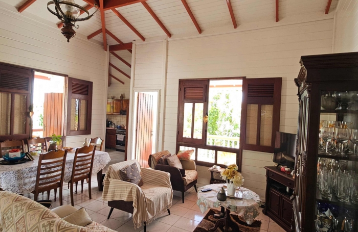 Jolie maison F4 en bois exotique avec grandes terrasses et vue mer