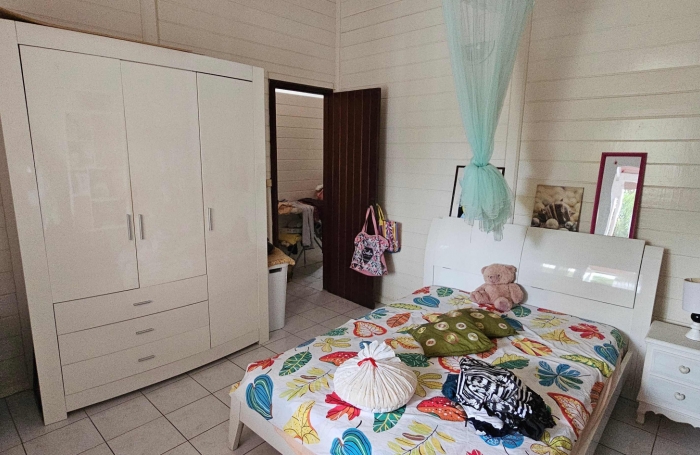 Jolie maison F4 en bois exotique avec grandes terrasses et vue mer