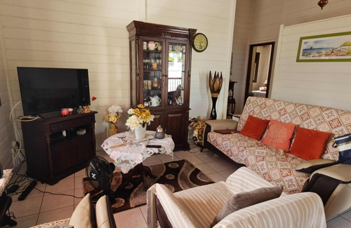 Jolie maison F4 en bois exotique avec grandes terrasses et vue mer