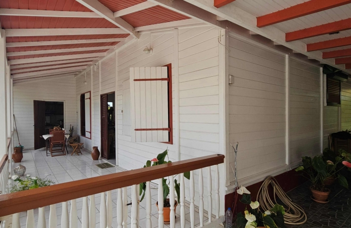 Jolie maison F4 en bois exotique avec grandes terrasses et vue mer