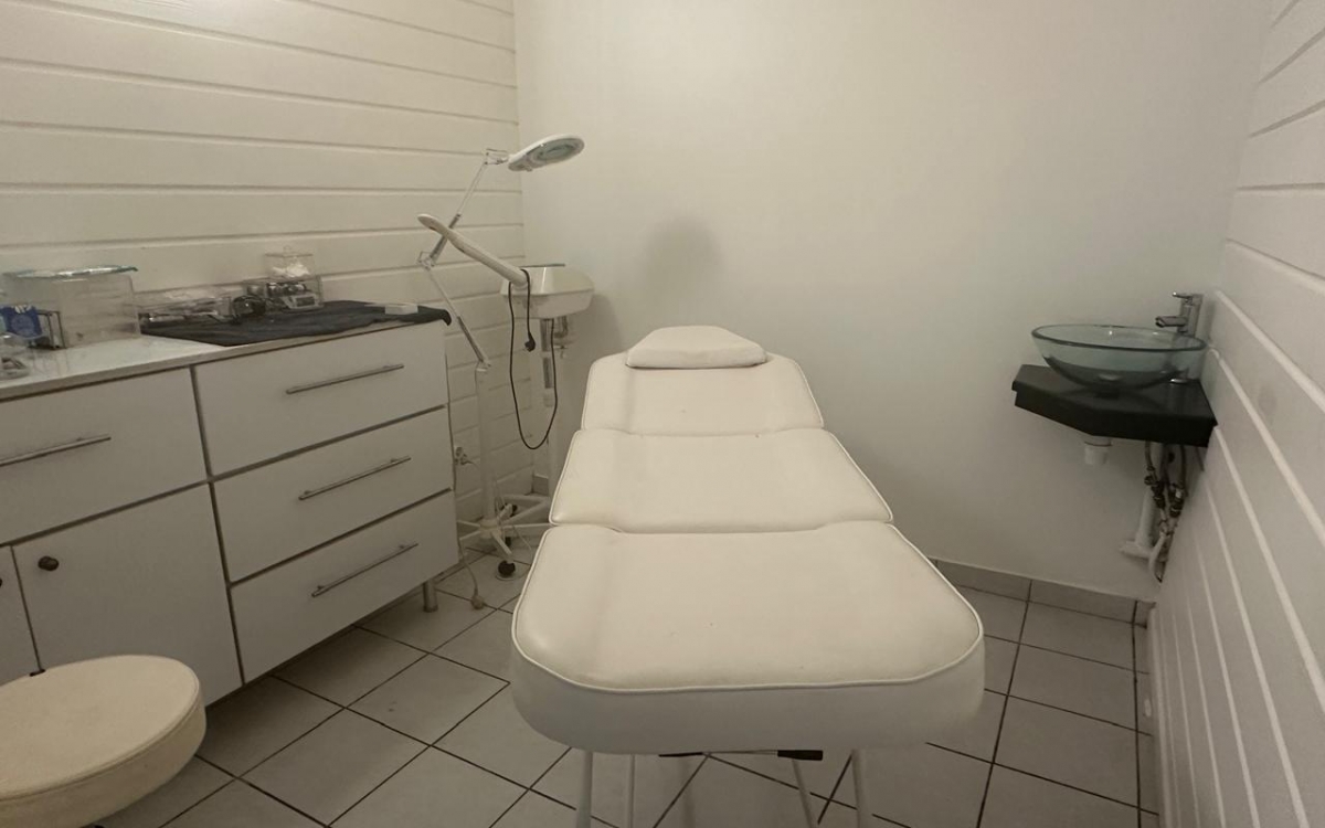 A LOUER local commercial 80m² meublé equipé climatisé