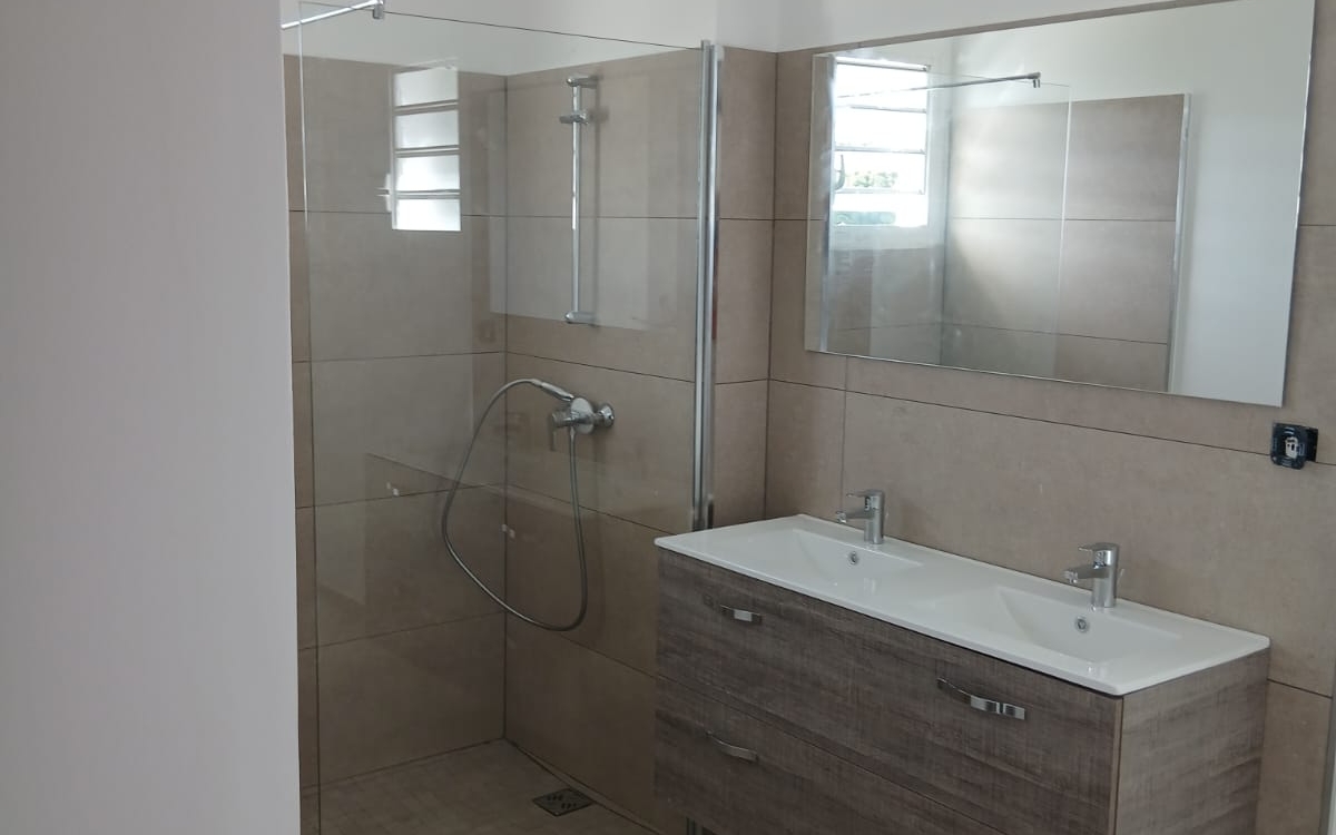 Villa T5 Neuve avec Piscine 300 m de la Plage- Anse-à-l'ane