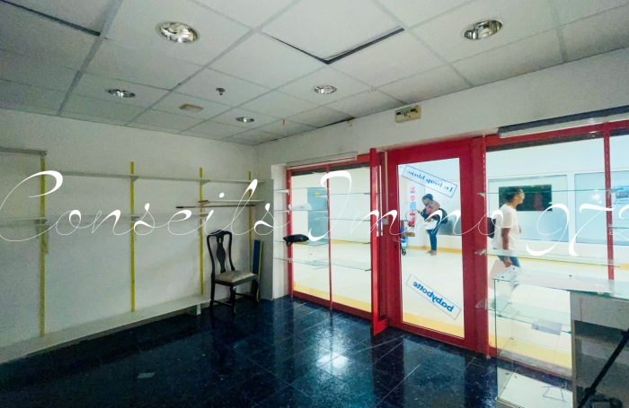 À LOUER   Local commercial avec vitrine - 29,2 m2   Le Lamentin, CC Place d’Armes