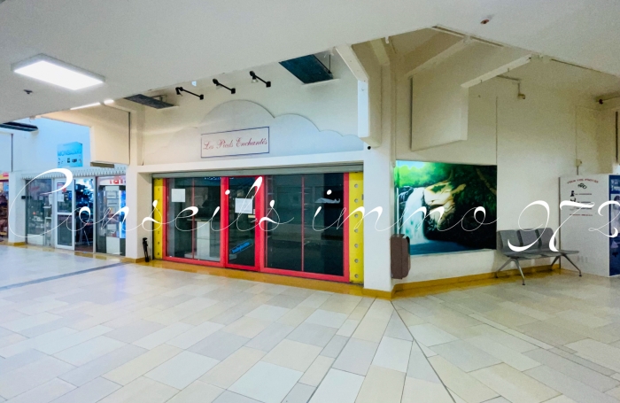 À LOUER   Local commercial avec vitrine - 29,2 m2   Le Lamentin, CC Place d’Armes