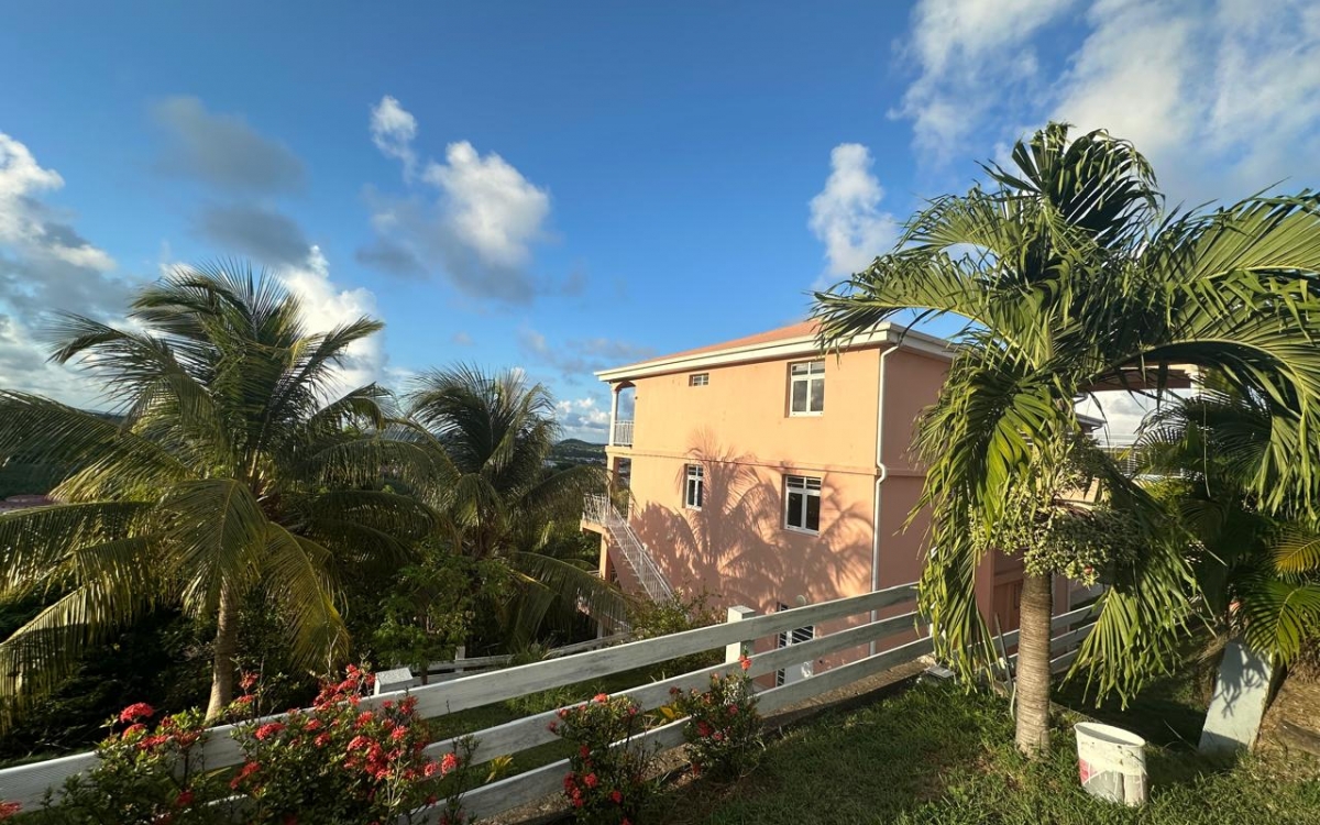 LOCATION APPARTEMENT SPACIEUX AVEC VUE MER AU VAUCLIN