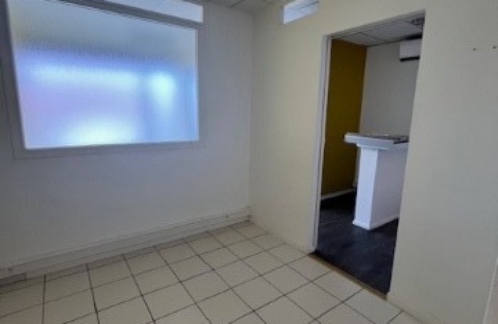 Location Local commercial 97.69m&sup2; 10 pi&#232;ces Schoelcher