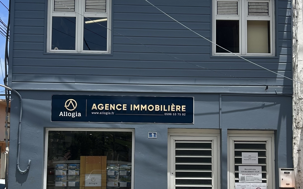 SAINTE LUCE - BOURG -LOCAL COMMERCIAL NEUF DE 35 M2- 850 €