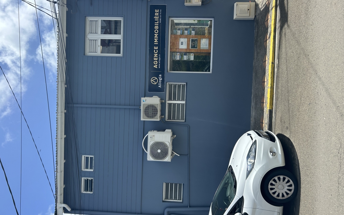 SAINTE LUCE - BOURG -LOCAL COMMERCIAL NEUF DE 35 M2- 850 €