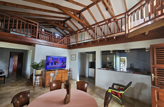 Villa F3 + grande mezzanine, sur 952 m2 de terrain - DUCOS