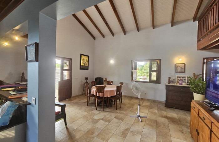 Villa F3 + grande mezzanine, sur 952 m2 de terrain - DUCOS