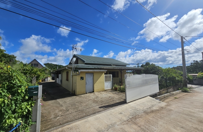 Villa F3 + grande mezzanine, sur 952 m2 de terrain - DUCOS