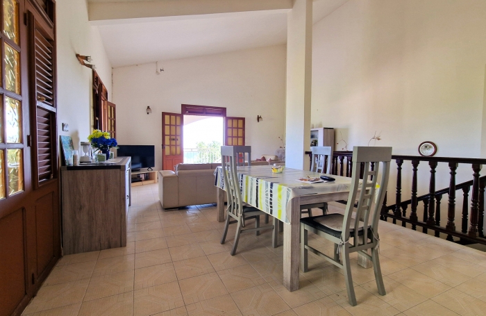 À vendre : Belle maison familiale avec vue mer et campagne, deux appartements indépendants, jardin arboré à AJ