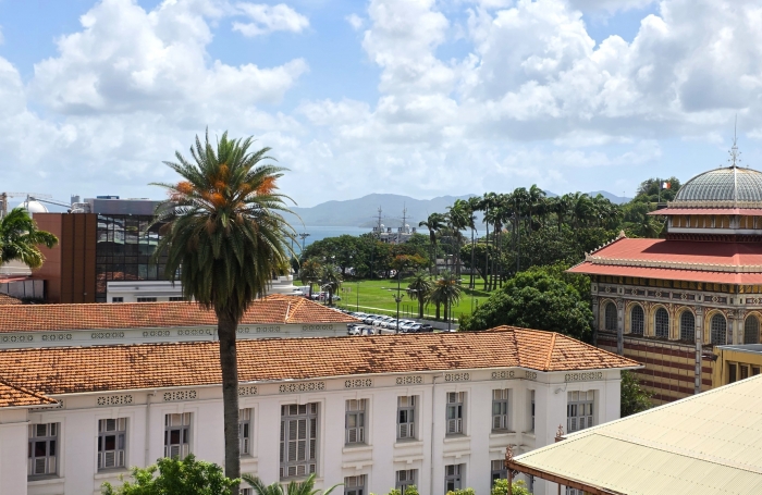 Studio avec balcon, vue mer et emplacement central   idéal résidence ou activité pro à FORT DE FRANCE