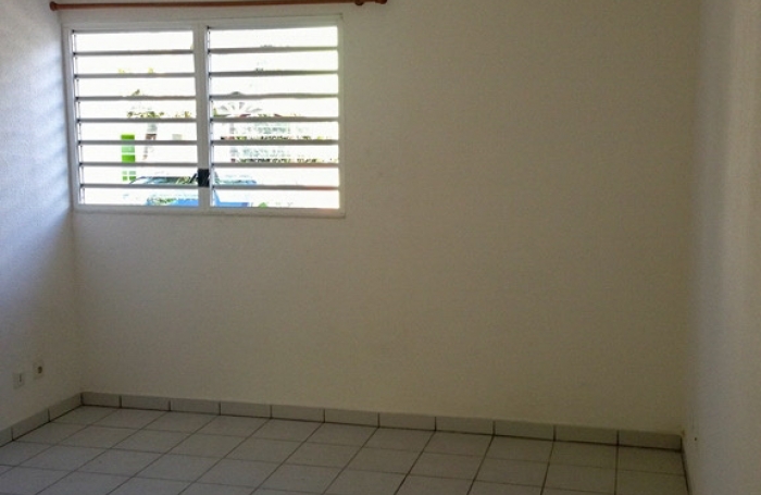 Studio à louer   Rés étudiante - Schoelcher   20 m2   Parking