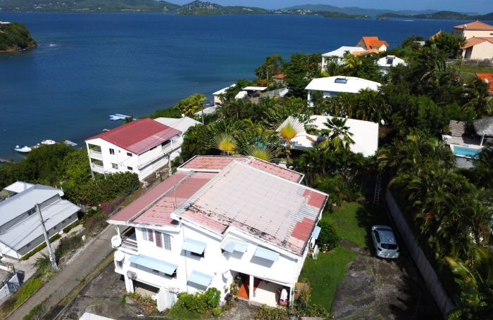 À vendre : Maison sur trois niveaux avec vue mer, divisée en trois appartements au ROBERT