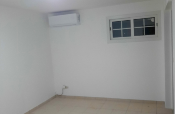 Saint-Esprit - T2 récent en bas de villa avec parking intérieur