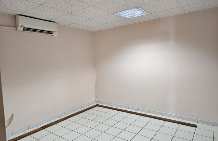 Local professionnel - 100 m2 - Cluny - 97233 SCHOELCHER
