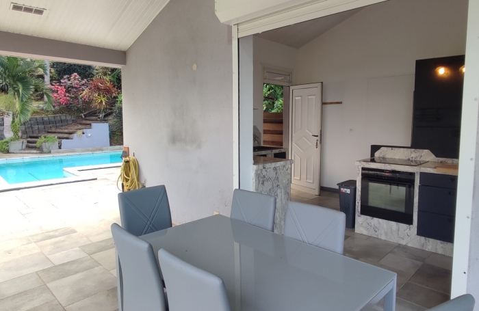 Haut de villa T5 meublé indépendant avec piscine privée et grand terrain arboré