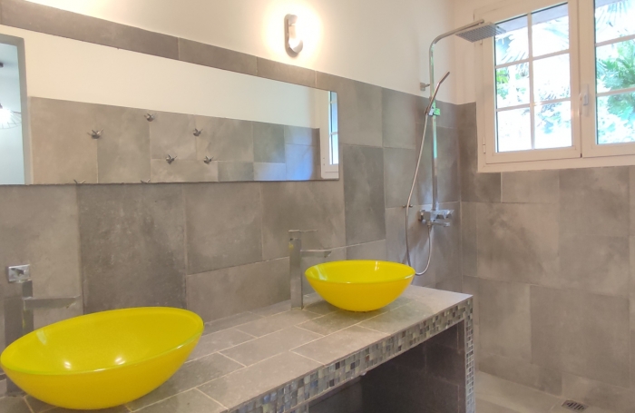 Haut de villa T5 meublé indépendant avec piscine privée et grand terrain arboré