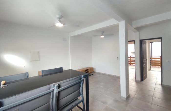 CHARMANT T3 MEUBLE AVEC TERRASSE- EAU et ELECTRICITE inclus dans le loyer.