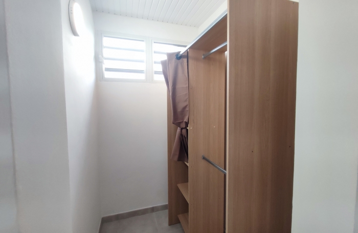 CHARMANT T3 MEUBLE AVEC TERRASSE- EAU et ELECTRICITE inclus dans le loyer.