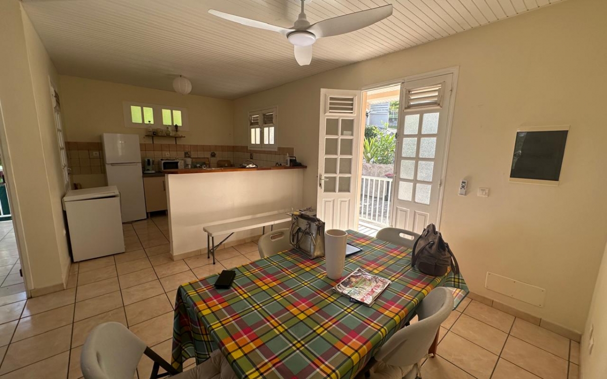 A LOUER HAUT DE VILLA MEUBLEE T3 PROCHE BOURG DU VAUCLIN