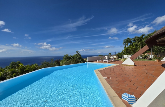 Villa d&rsquo;Exception avec Vue Mer, Piscine et Beaux Volumes dans Quartier R&eacute;sidentiel au Lotissement La Cara&iuml;be &agrave;