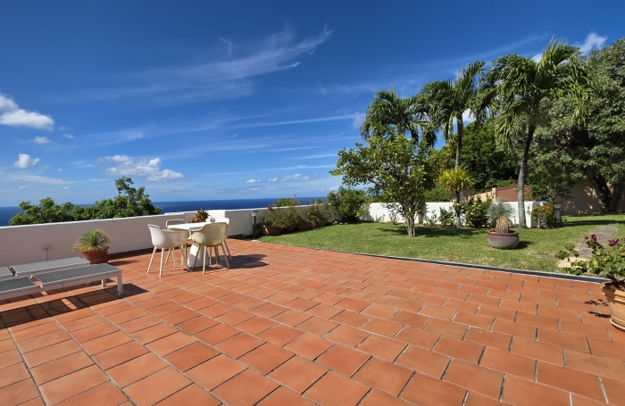 Villa d&rsquo;Exception avec Vue Mer, Piscine et Beaux Volumes dans Quartier R&eacute;sidentiel au Lotissement La Cara&iuml;be &agrave;