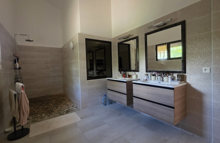 Villa d&rsquo;Exception avec Vue Mer, Piscine et Beaux Volumes dans Quartier R&eacute;sidentiel au Lotissement La Cara&iuml;be &agrave;