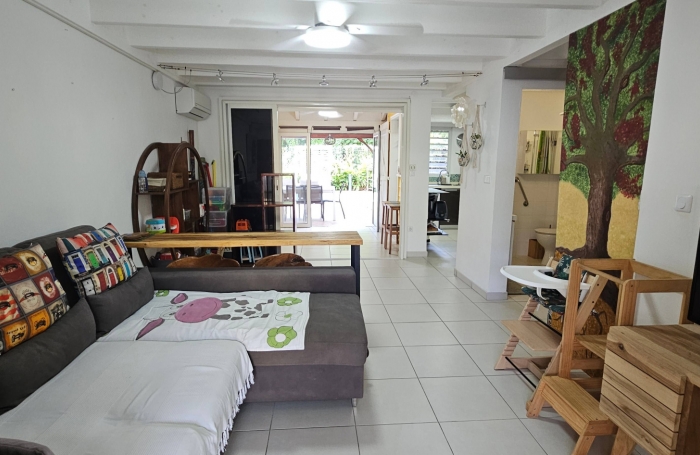 Jolie maison jumel&eacute;e F3 avec piscine et jardin