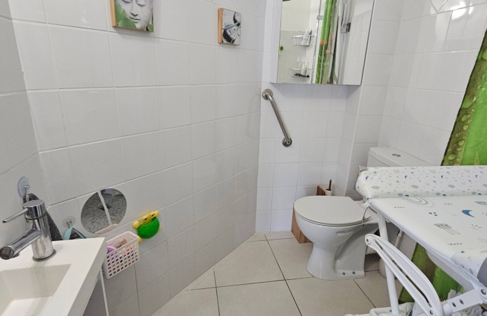 Jolie maison jumel&eacute;e F3 avec piscine et jardin