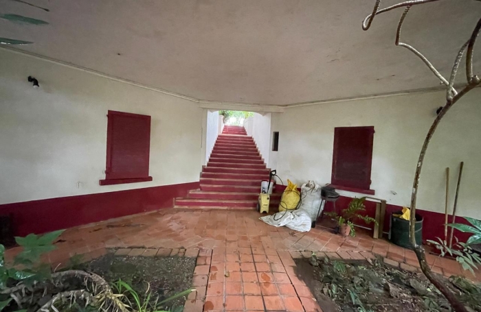 Maison atypique de type F12 avec travaux