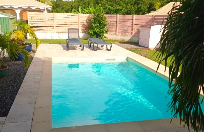 &Agrave; vendre : Charmante maison T3 en duplex avec piscine et jardin arbor&eacute; au VAUCLIN