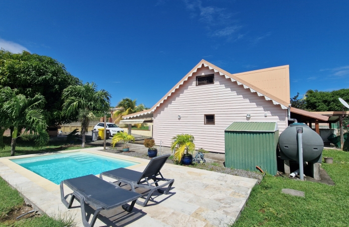 &Agrave; vendre : Charmante maison T3 en duplex avec piscine et jardin arbor&eacute; au VAUCLIN