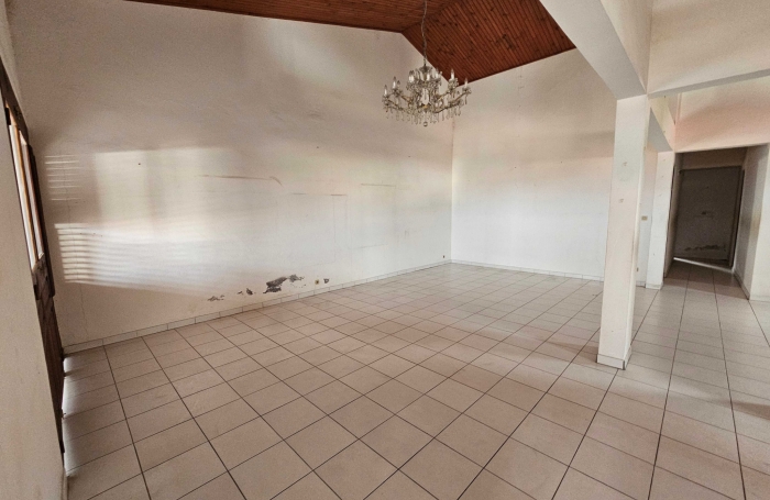 Immeuble de deux appartements + un espace commercial, bourg - SAINTE-LUCE