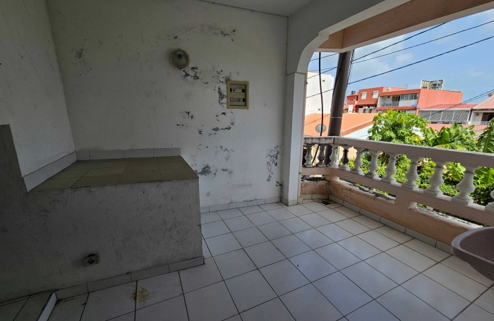 Immeuble de deux appartements + un espace commercial, bourg - SAINTE-LUCE